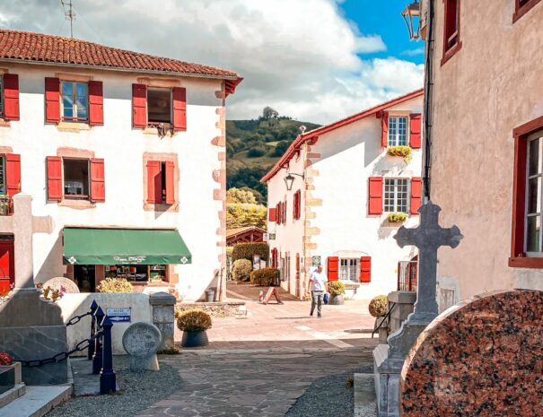 Visite du village d'Ainhoa, plus beau village de france | Txiki Combi Pays Basque