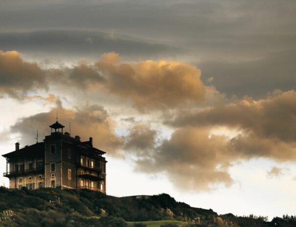 Jeu escape game insolite à Biarritz - le mystère de Biarritz | Txiki Combi pays Basque